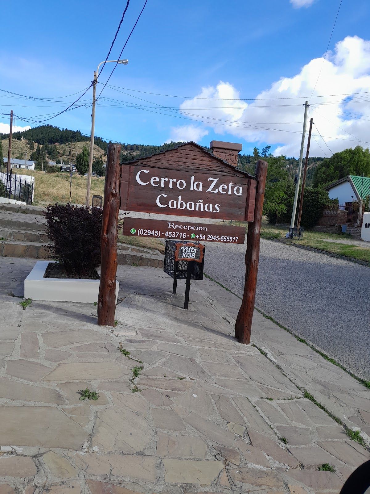 Cartel de madera en la entrada: Cerro la Zeta Cabañas, Volta 1038