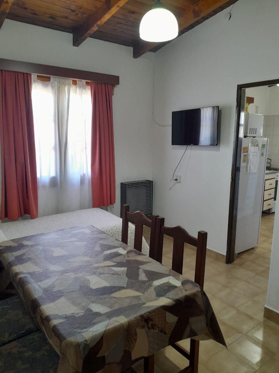 Comedor con televisor, ventana al frente y la mesa grande para la familia