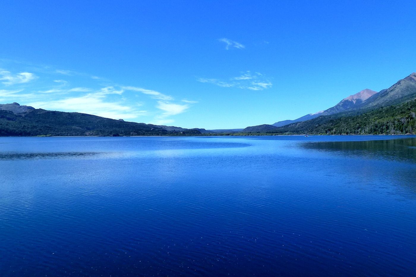 El lago Futalaufquen, azul profundo, rodeado de montañas boscosas