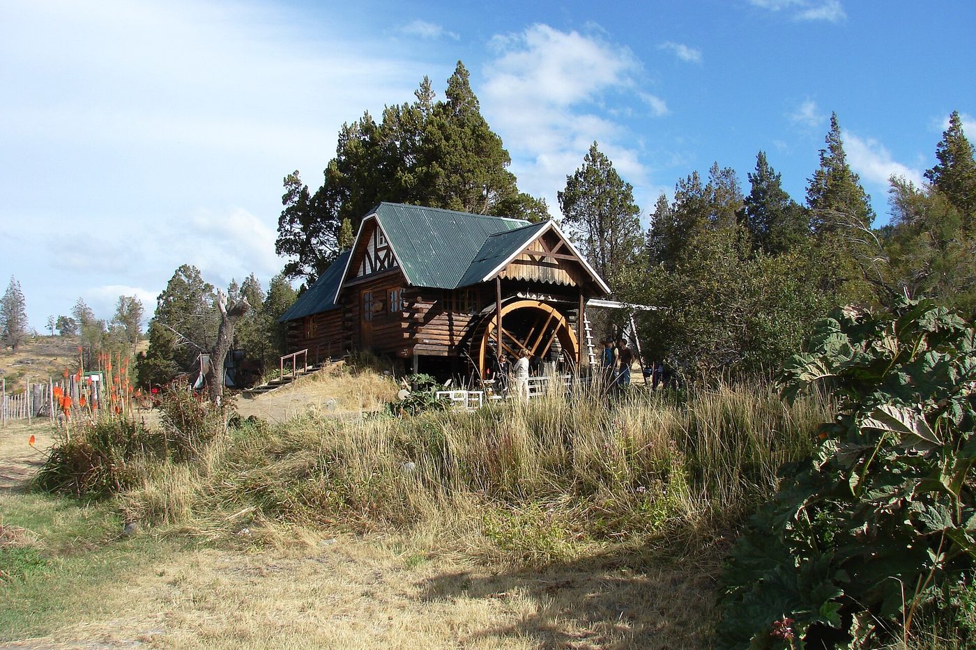El molino de madera de Trevelin con su rueda de agua, entre los árboles