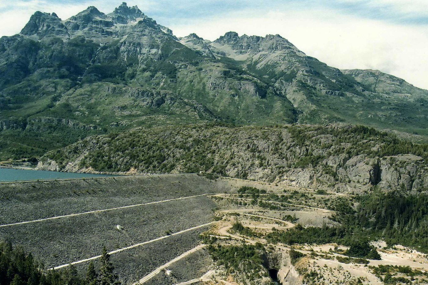 El paredón de la presa de Futaleufú al pie de un cordón de montañas